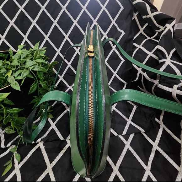 VV Good Used Condition Authentic Louis Vuitton Epi Leather Shoulder Bag - Picture 10 of 16